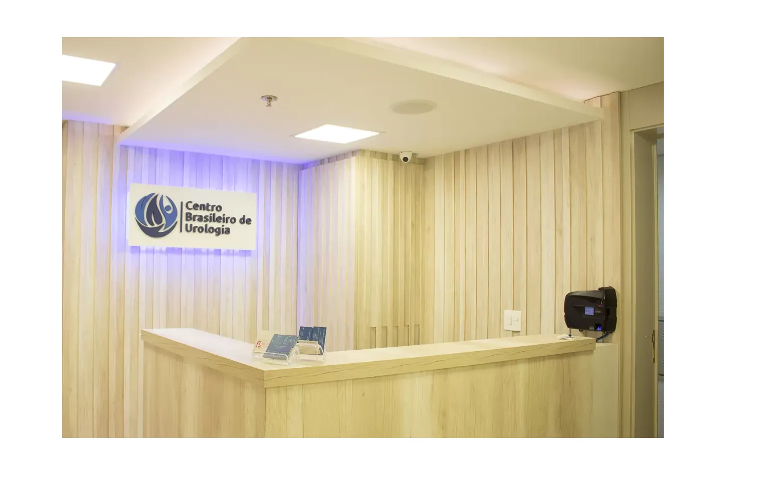 Consultório médico com mesa de atendimento