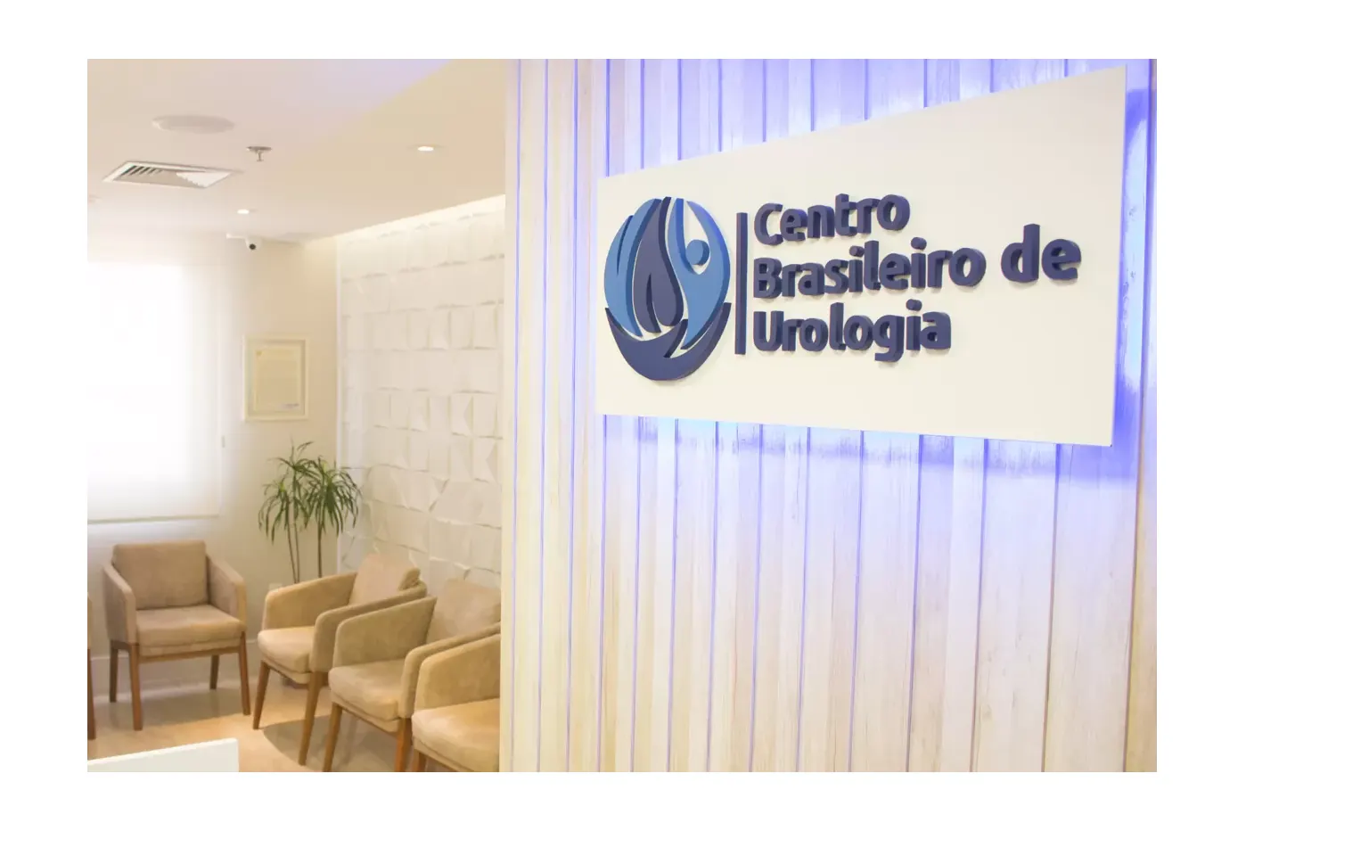 Consultório médico com mesa de atendimento