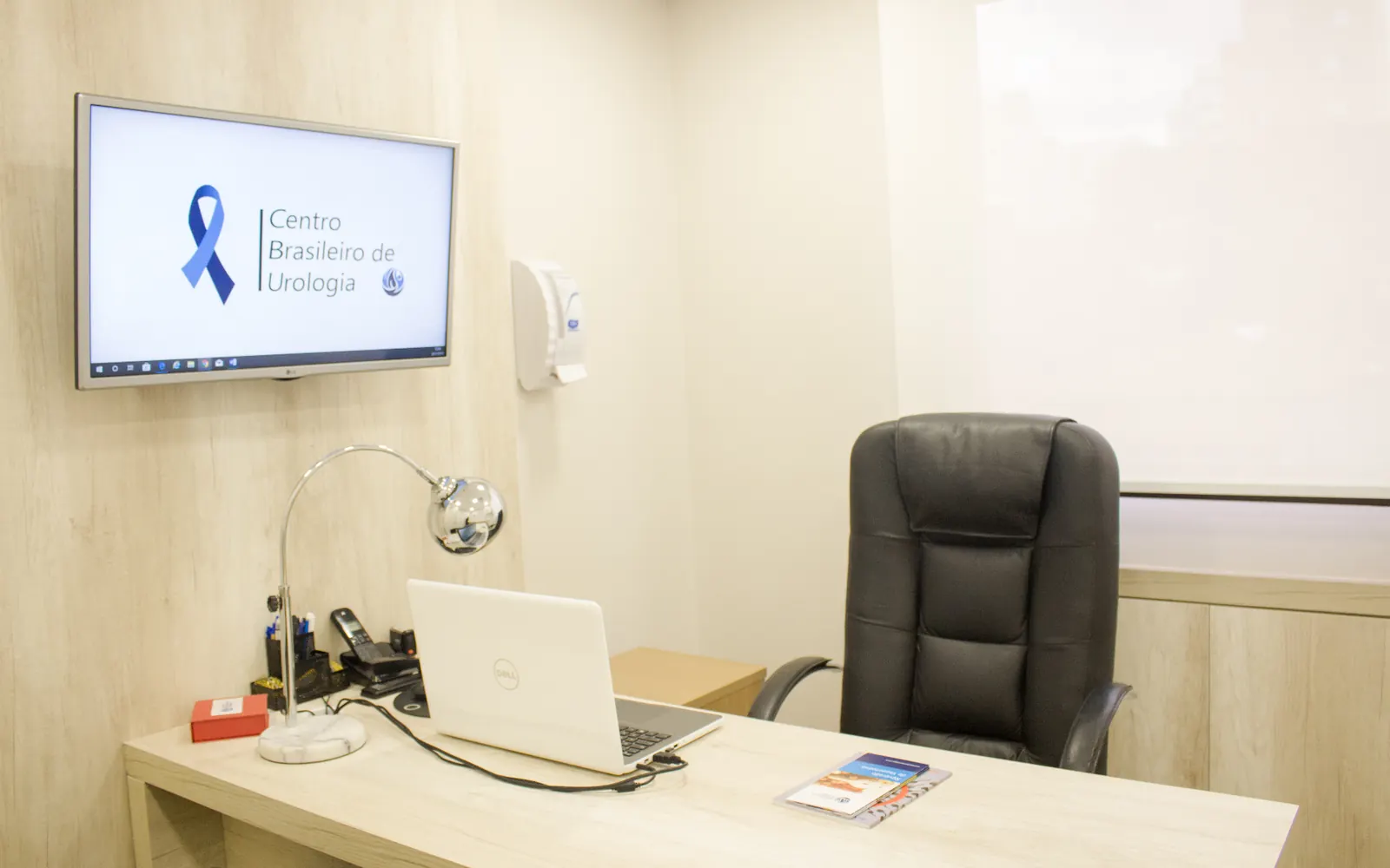 Consultório médico com mesa de atendimento
