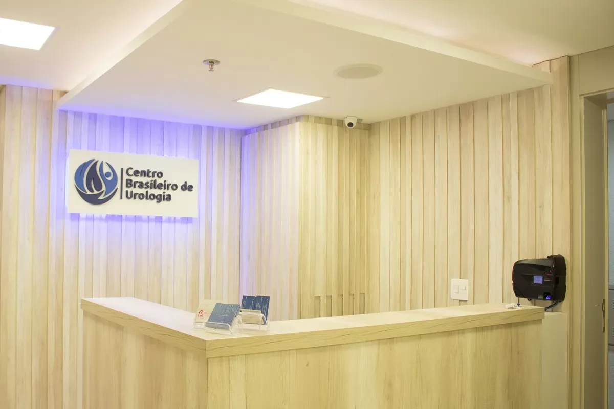 Balcão da recepção do Centro Brasileiro de Urologia com logo iluminado